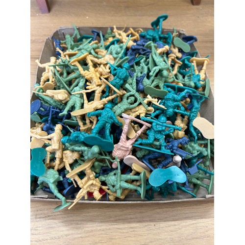 544 - LARGE QUANTITY OF PLASTIC TOY SOLDIERS