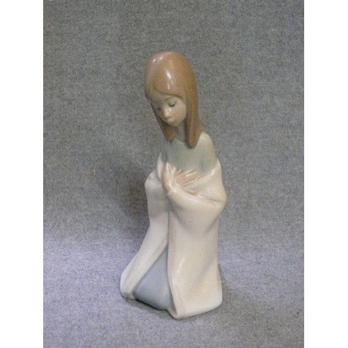 4 - A LLADRO GIRL FIGURINE KNEELING