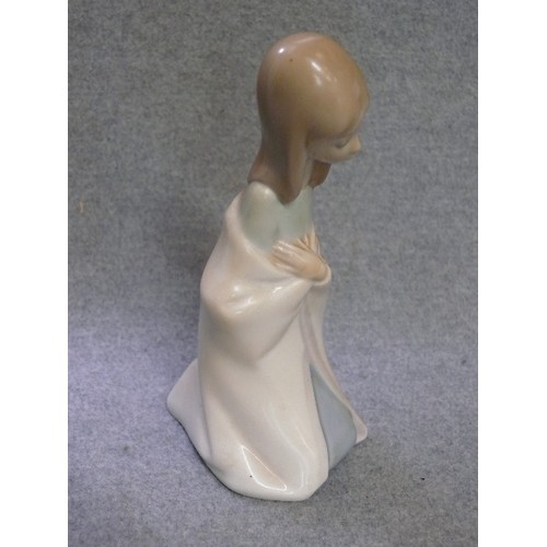 4 - A LLADRO GIRL FIGURINE KNEELING