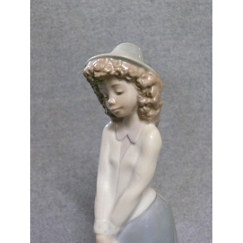 6 - A NAO BY LLADRO FIGURINE OF A GIRL