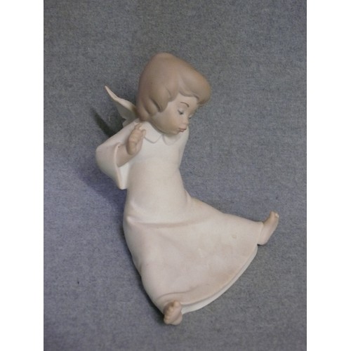 8 - A LARGE LLADRO ANGEL FIGURINE 14CM TALL