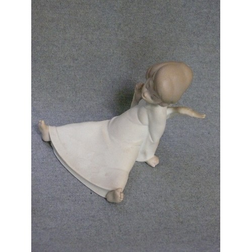 8 - A LARGE LLADRO ANGEL FIGURINE 14CM TALL