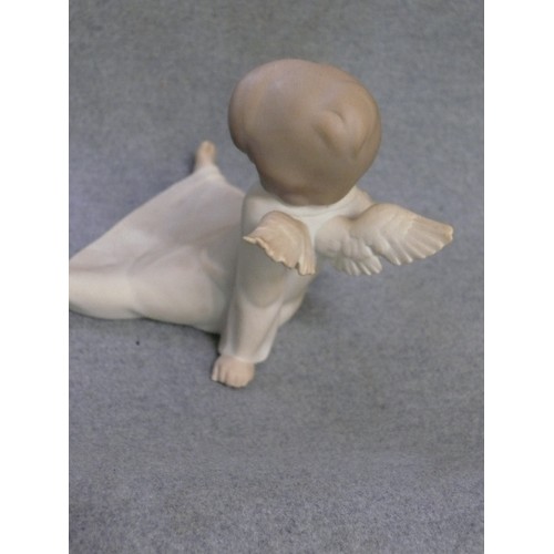 8 - A LARGE LLADRO ANGEL FIGURINE 14CM TALL