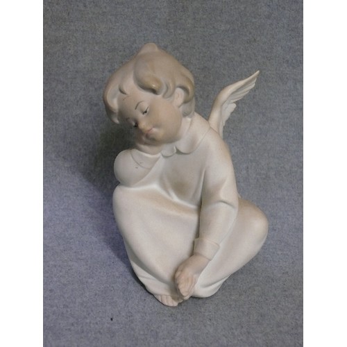 9 - A LARGE LLADRO ANGEL FIGURINE 16CM TALL