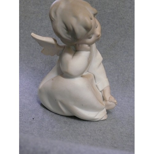 9 - A LARGE LLADRO ANGEL FIGURINE 16CM TALL