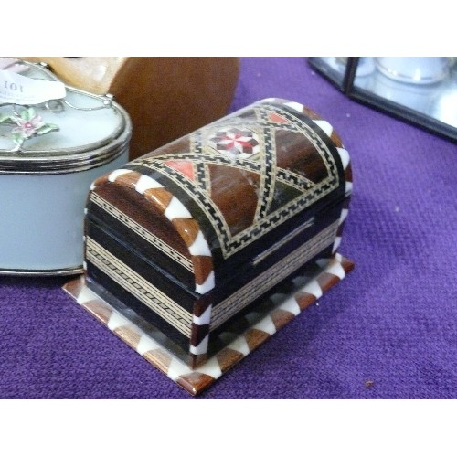 101 - 3 DECORATIVE TRINKET BOXES, 2 CARVED AND 1 GLASS