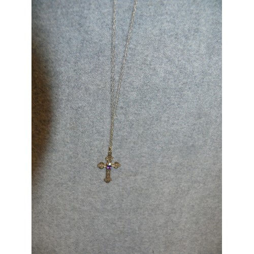 19 - A 9ct GOLD CHAIN WITH A CROSS AND PAPAL PURPLE STONE WEIGHT .92gr