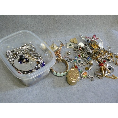 55 - QUANTITY OF MIXED  COSTUME JEWELLERY