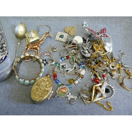 55 - QUANTITY OF MIXED  COSTUME JEWELLERY