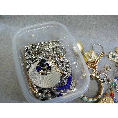 55 - QUANTITY OF MIXED  COSTUME JEWELLERY