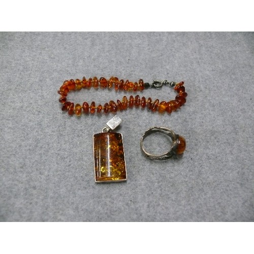 48 - THREE PIECES OF LOVELY AMBER - AN ART DECO SILVER RING, A BRACELET MADE OF BEADS OF AMBER AND A PEND... 