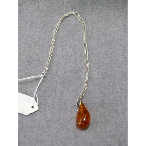 46 - A FINE PENDANT OF HONEYCOMB AMBER ON A SILVER CHAIN LOVELY PIECE FOR AMBER COLLECTOR