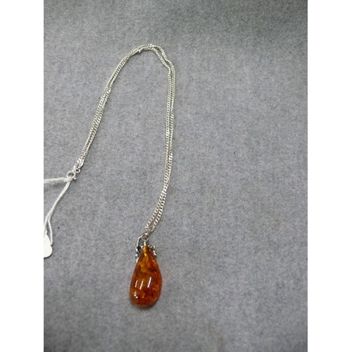 46 - A FINE PENDANT OF HONEYCOMB AMBER ON A SILVER CHAIN LOVELY PIECE FOR AMBER COLLECTOR