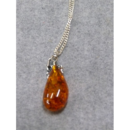 46 - A FINE PENDANT OF HONEYCOMB AMBER ON A SILVER CHAIN LOVELY PIECE FOR AMBER COLLECTOR