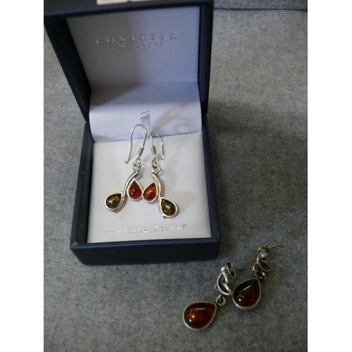 43 - 2 PAIRS OF AMBER EARRINGS ON SILVER FRAMES . THE AMBER IS A WOUNDERFUL RICH AMBER HONEYCOMB COLOUR