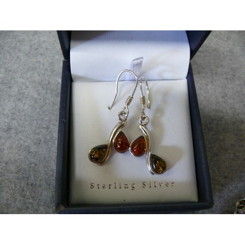 43 - 2 PAIRS OF AMBER EARRINGS ON SILVER FRAMES . THE AMBER IS A WOUNDERFUL RICH AMBER HONEYCOMB COLOUR