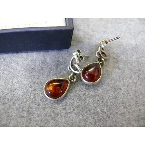 43 - 2 PAIRS OF AMBER EARRINGS ON SILVER FRAMES . THE AMBER IS A WOUNDERFUL RICH AMBER HONEYCOMB COLOUR