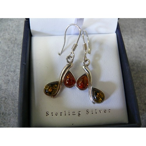 43 - 2 PAIRS OF AMBER EARRINGS ON SILVER FRAMES . THE AMBER IS A WOUNDERFUL RICH AMBER HONEYCOMB COLOUR