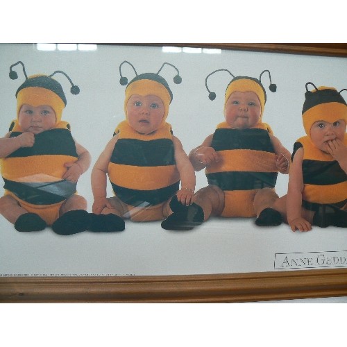 126 - A LARGE FRAMED AND ANNE GEDDES PRINT OF BABIES DRESSED AS BEES