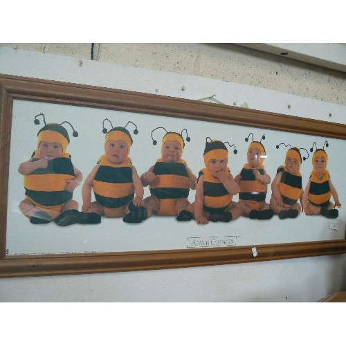 126 - A LARGE FRAMED AND ANNE GEDDES PRINT OF BABIES DRESSED AS BEES