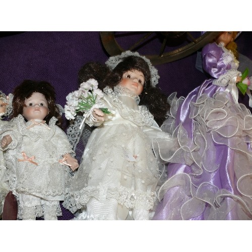 130 - A SELECTION OF DECORATIVE PORCELAIN DOLLS, VARIOUS SIZES