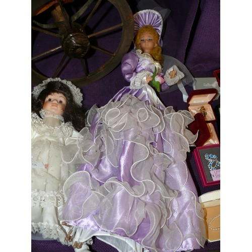 130 - A SELECTION OF DECORATIVE PORCELAIN DOLLS, VARIOUS SIZES