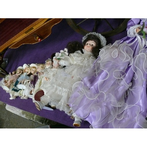 130 - A SELECTION OF DECORATIVE PORCELAIN DOLLS, VARIOUS SIZES