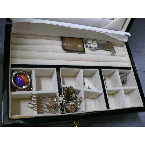 139 - A VERY NICE JEWELLERY BOX AND CONTENTS - LID NEEDS ATTENTION