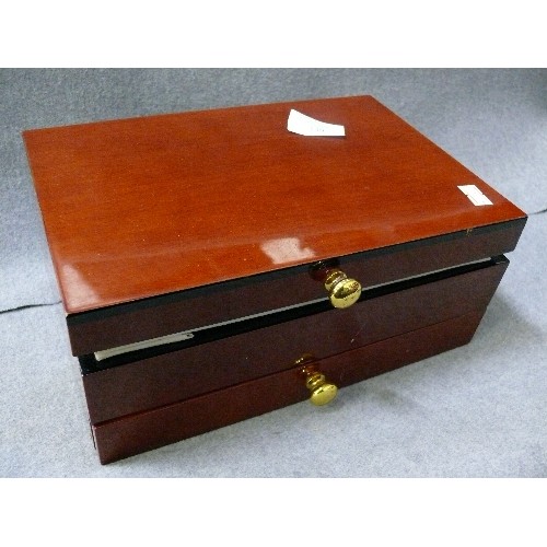 139 - A VERY NICE JEWELLERY BOX AND CONTENTS - LID NEEDS ATTENTION