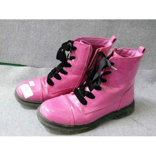 142 - A PAIR OF PINK BOOTS BY M&S SIZE 3