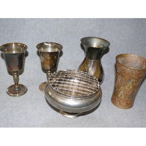 147 - A SELECTION OF BRASS AND SILVER PLATE DECORATIVE ITEMS