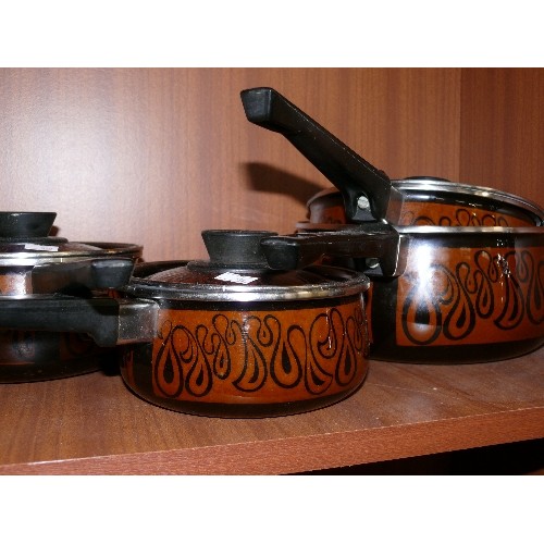 152 - A QUANTITY OF RETRO KITCHENALIA TO INCLUDE A SET OF SAUCEPANS AND GLASS OVEN DISHES