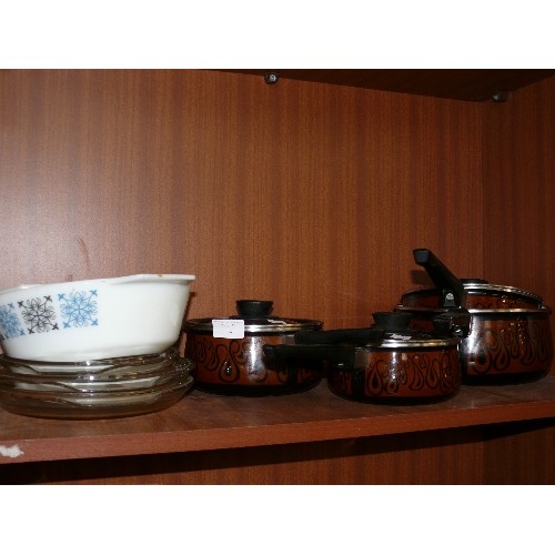 152 - A QUANTITY OF RETRO KITCHENALIA TO INCLUDE A SET OF SAUCEPANS AND GLASS OVEN DISHES