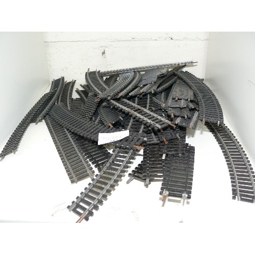 185 - A SELECTION OF 'OO' GAUGE TRAIN TRACK