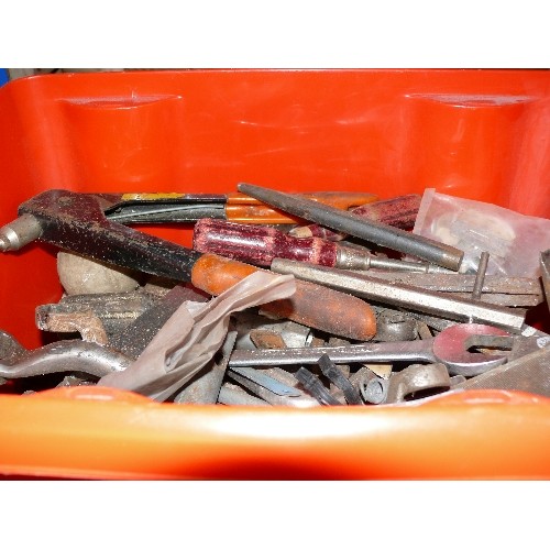 199 - A LARGE TUB OF VARIOUS TOOLS