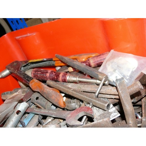 199 - A LARGE TUB OF VARIOUS TOOLS