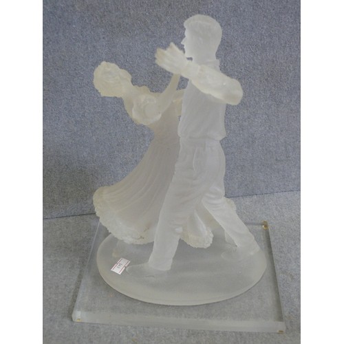 300 - A LOVELY GLASS DANCING FIGURE COUPLE