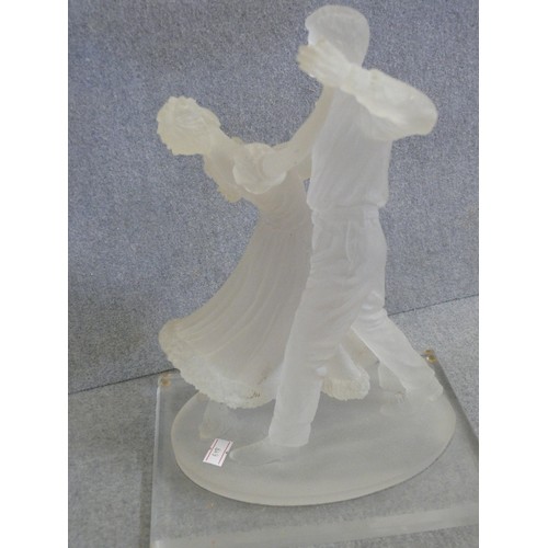 300 - A LOVELY GLASS DANCING FIGURE COUPLE