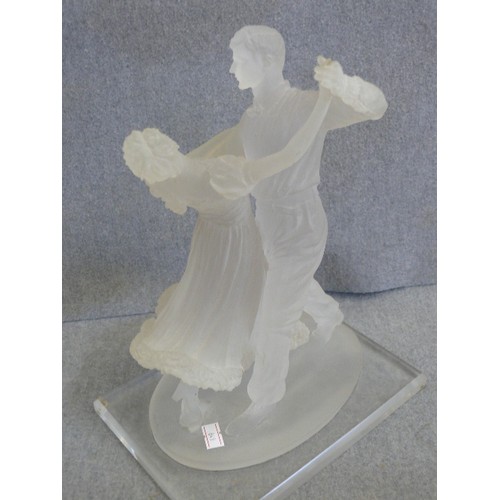 300 - A LOVELY GLASS DANCING FIGURE COUPLE