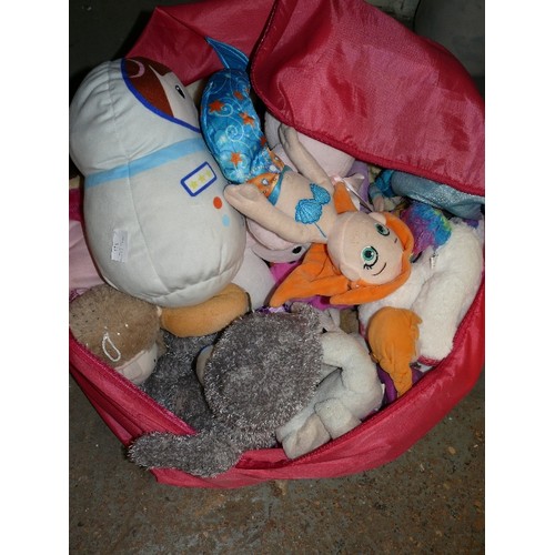 343 - LARGE PINK BAG FULL OF GOOD CUDDLY TOY INC PUGGSLEY, SQUISHEES, GIRLIE PAWS ETC