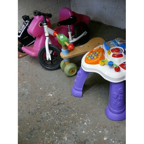 349 - A SELECTION OF BABY/TODDLER TOYS TO INCLUDE BALANCE BIKE, ACTIVITY TABLE, PONY ROCKER ETC