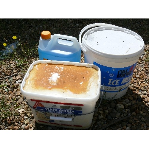 376 - A BRAND NEW TUB OF ICE MELT, HALFORDS SCTEEN WASH AND A TUB OF GROUT