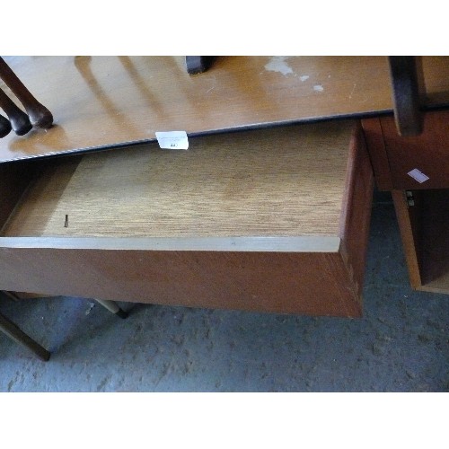 445 - A RETRO DRESSING TABLE