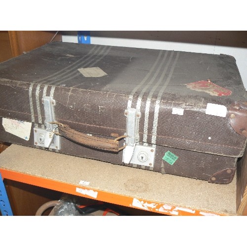 472 - A VINTAGE SUITCASE