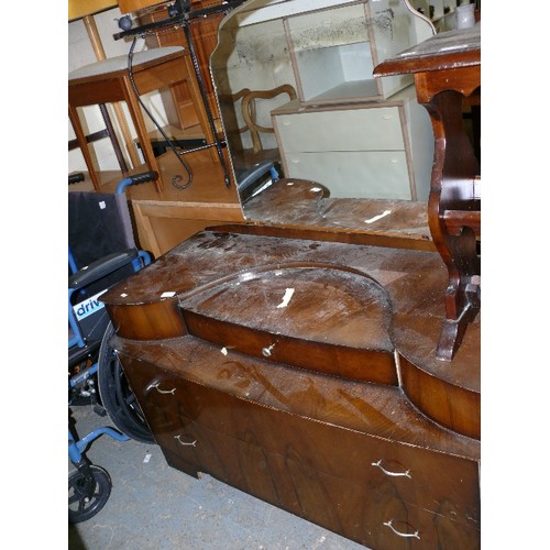 494 - A VINTAGE DRESSING TABLE WITH MIRROR AND DRAWERS