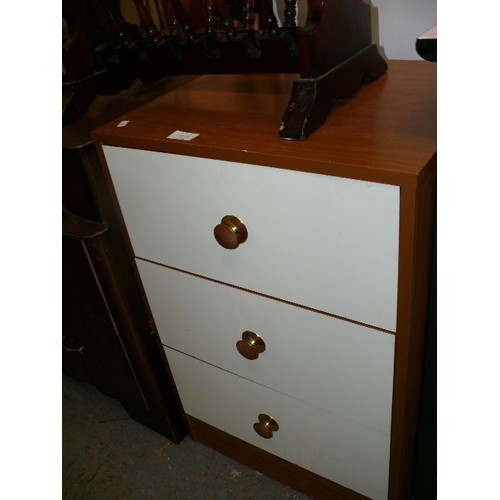 496 - A SMALL CHEST OF DRAWERS