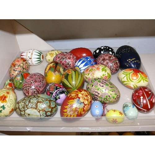 92 - A LARGE COLLECTION OF DECORATIVE COLOURFUL EGGS