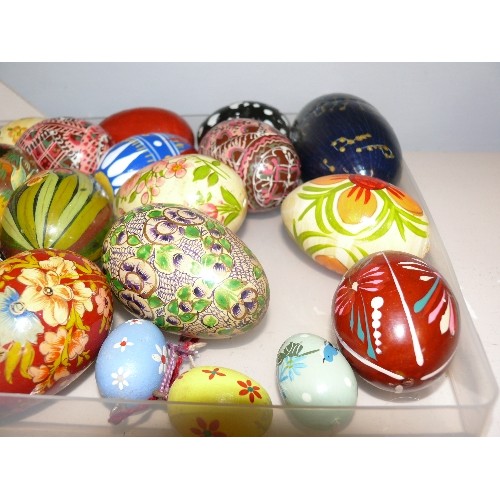 92 - A LARGE COLLECTION OF DECORATIVE COLOURFUL EGGS