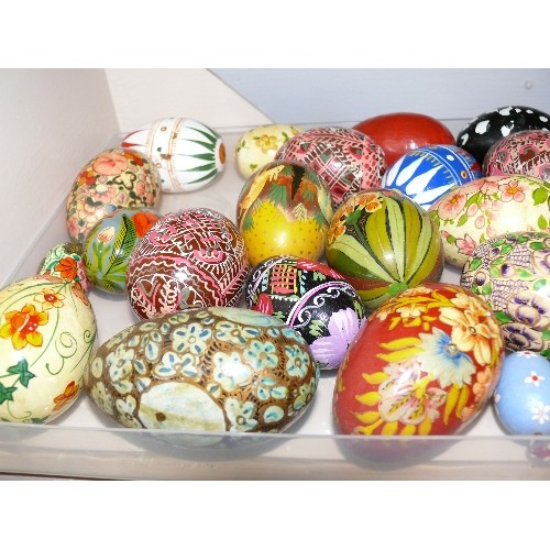 92 - A LARGE COLLECTION OF DECORATIVE COLOURFUL EGGS