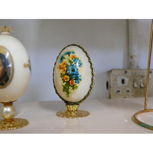 93 - A LARGE COLLECTION OF DECORATIVE HAND PAINTED EGGS